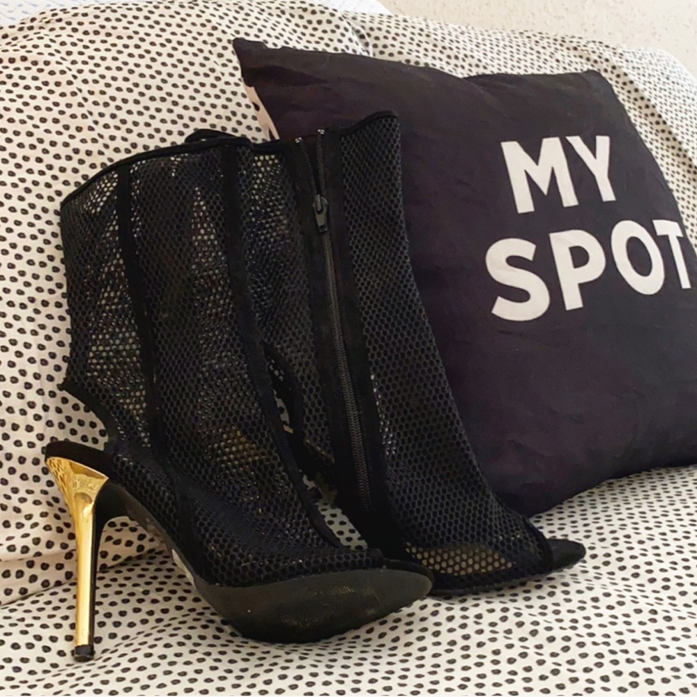 *BRAND NEW*SEXY, net, black🖤and gold💛 heel boots
